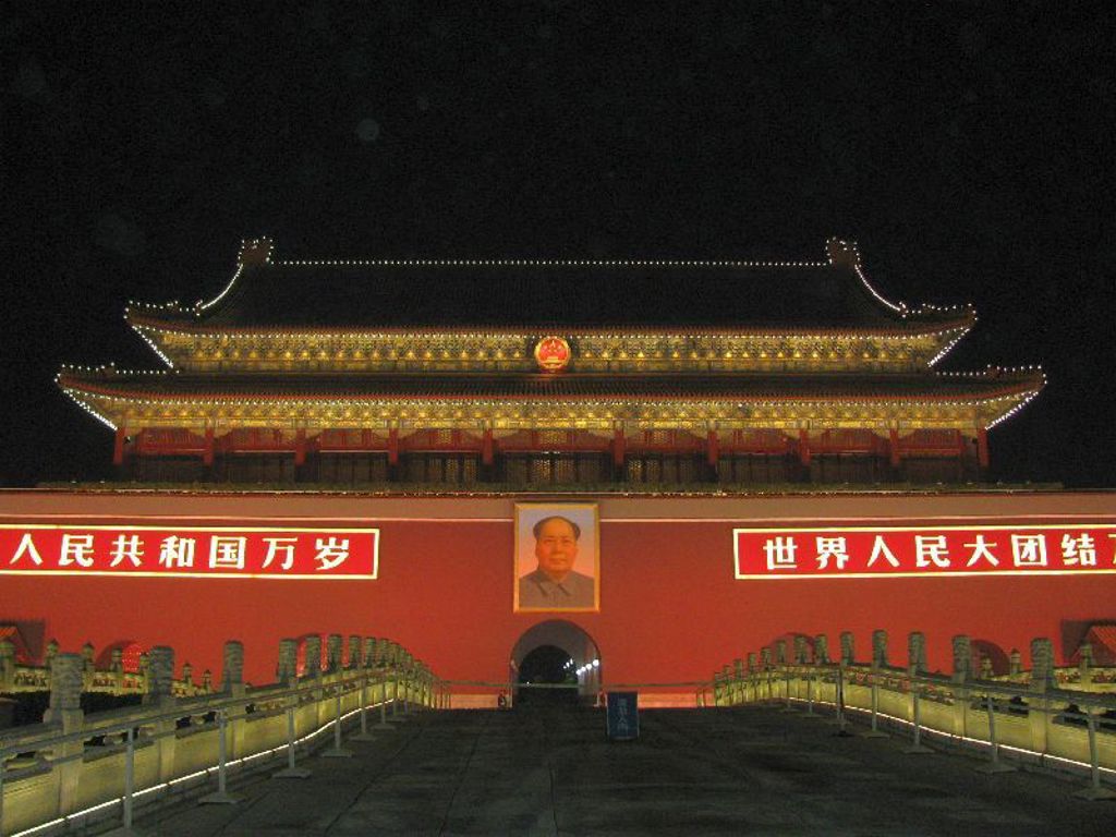 Verlichte Tiananmen-poort op het Tiananmenplein in Beijing tijdens een familiereis China.