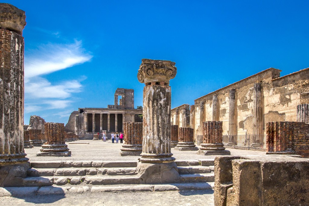 Ruïnes en zuilen op het Forum van Pompeï tijdens een familiereis door Zuid-Italië.