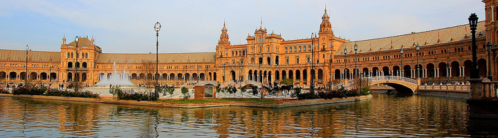 Plaza de España in Sevilla, Andalusië, met fontein en kanaal tijdens een familiereis in Spanje.