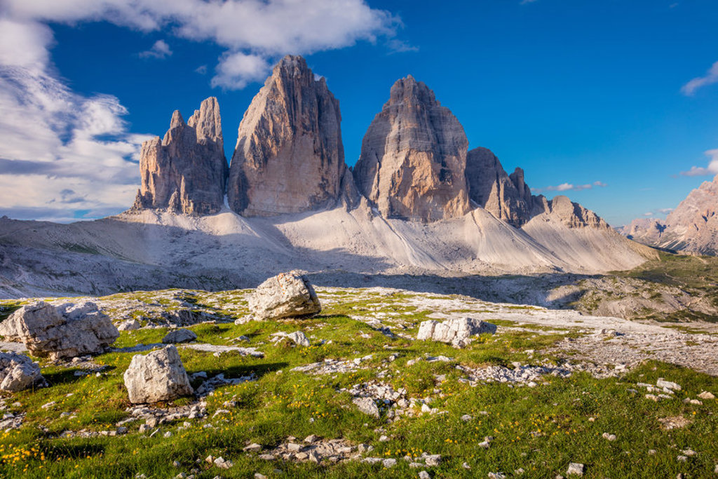 Drie pieken van Tre Cime di Lavaredo in de Dolomieten, Italië, onder een blauwe lucht.