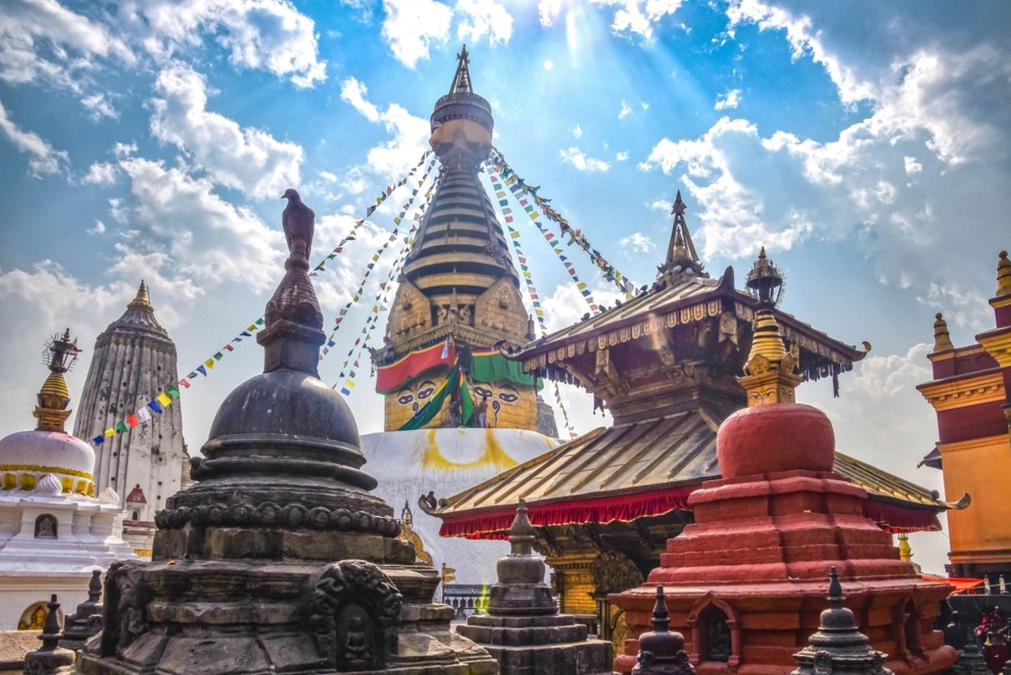 Swayambhunath-stoepa (Monkey Temple) in Kathmandu, Nepal, met gebedsvlaggen en de ogen van Boeddha.