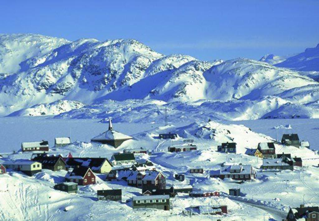 Groepsrondreis Vier Arctische eilanden: ijsbergen en besneeuwde bergen langs de kust van Spitsbergen.