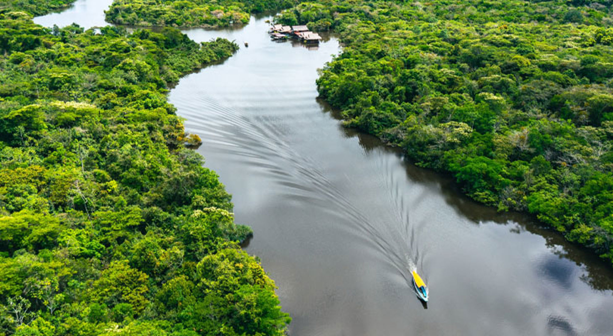 Amazone Iquitos Boot vaart over een rivier door het Amazoneregenwoud in Peru.