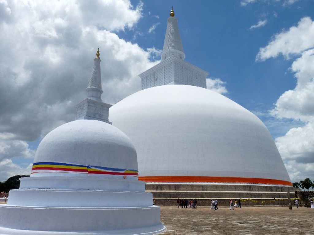 Witte boeddhistische stoepa’s in Anuradhapura, een hoogtepunt van de groepsrondreis Sri Lanka.