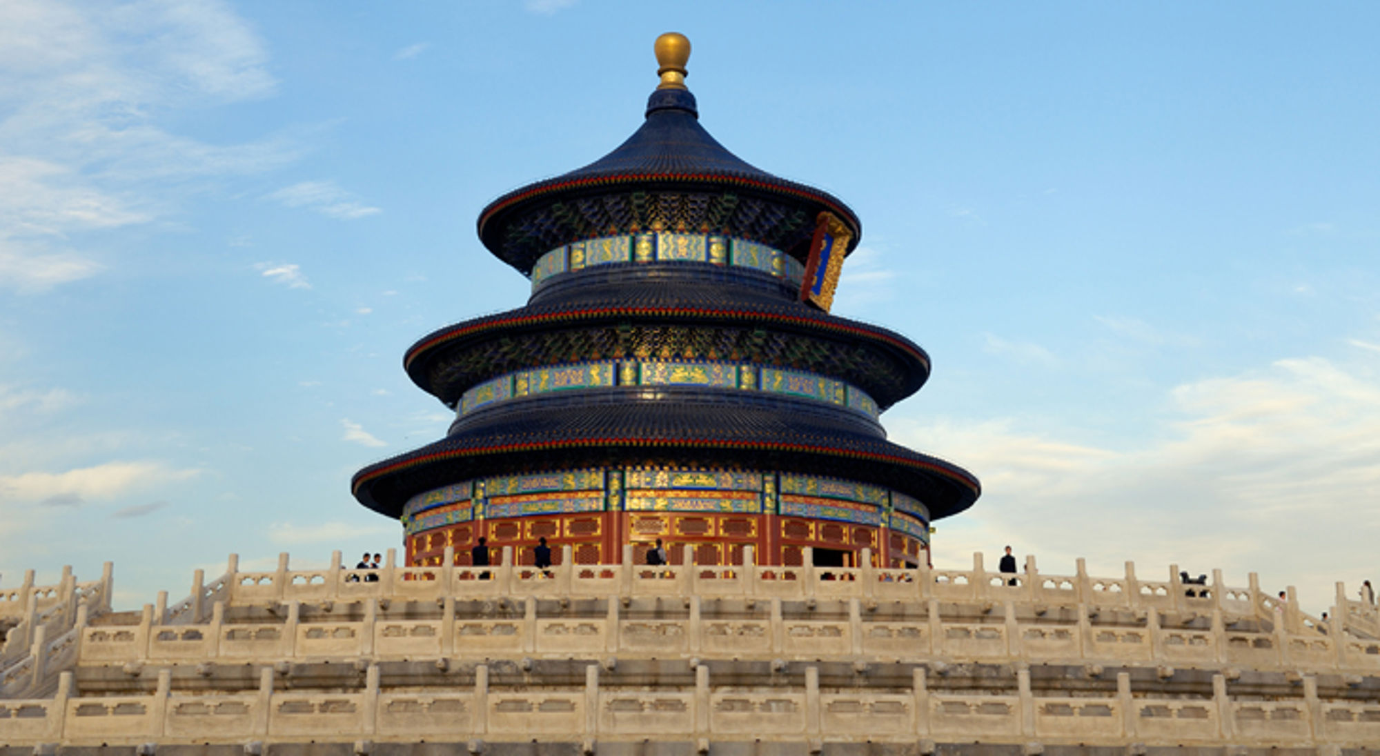 Beijing, China Tempel van de Hemel in Beijing met ronde pagode en marmeren terras onder blauwe lucht.