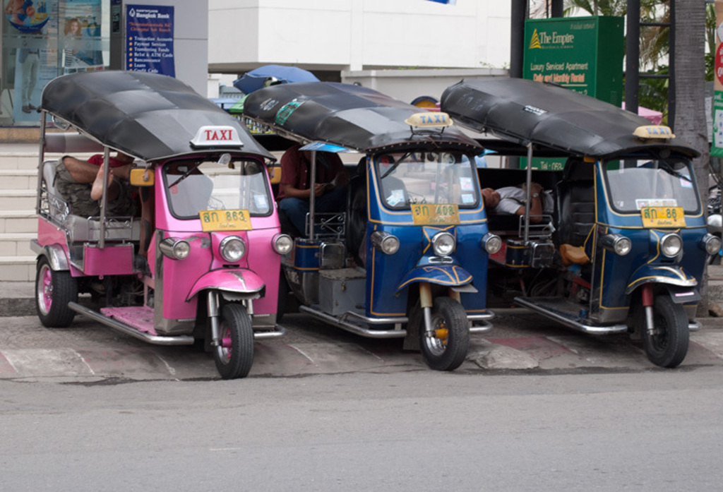 Tuk-tuks als taxi’s in Thailand, populair vervoer tijdens een groepsrondreis door Noord en Zuid Thailand.