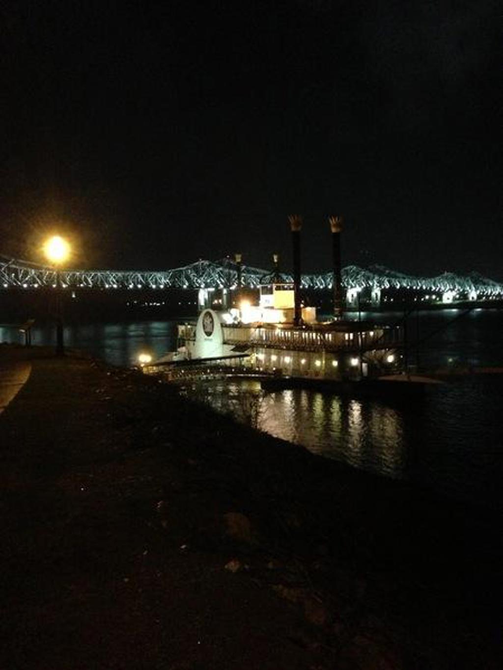 Verlichte brug over de Mississippi bij nacht in New Orleans, tijdens groepsrondreis door de Verenigde Staten.