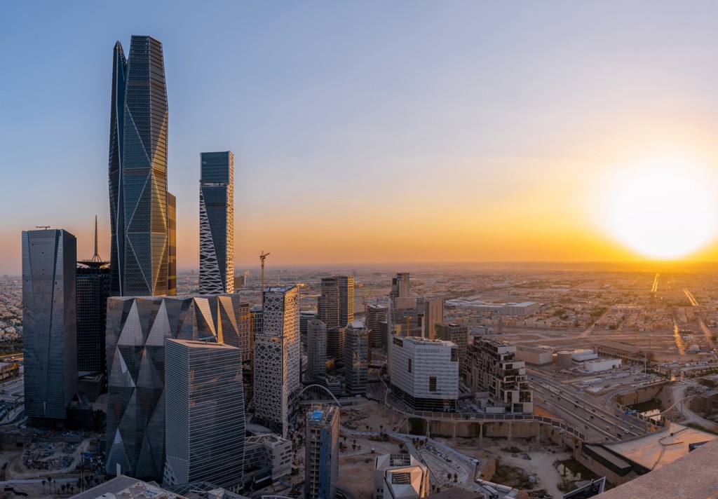 Skyline van Riyadh bij zonsondergang met moderne wolkenkrabbers tijdens groepsrondreis Saoedi-Arabië.