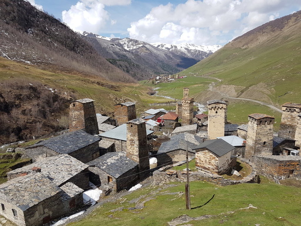 Svaneti-bergdorp Ushguli met middeleeuwse verdedigingstorens en besneeuwde Kaukasus op de achtergrond, Georgië.