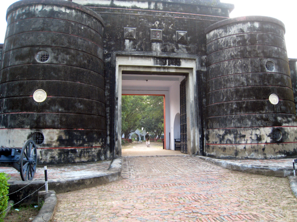 Poort van een historisch fort in India, met ronde bastions en een binnenplaats.