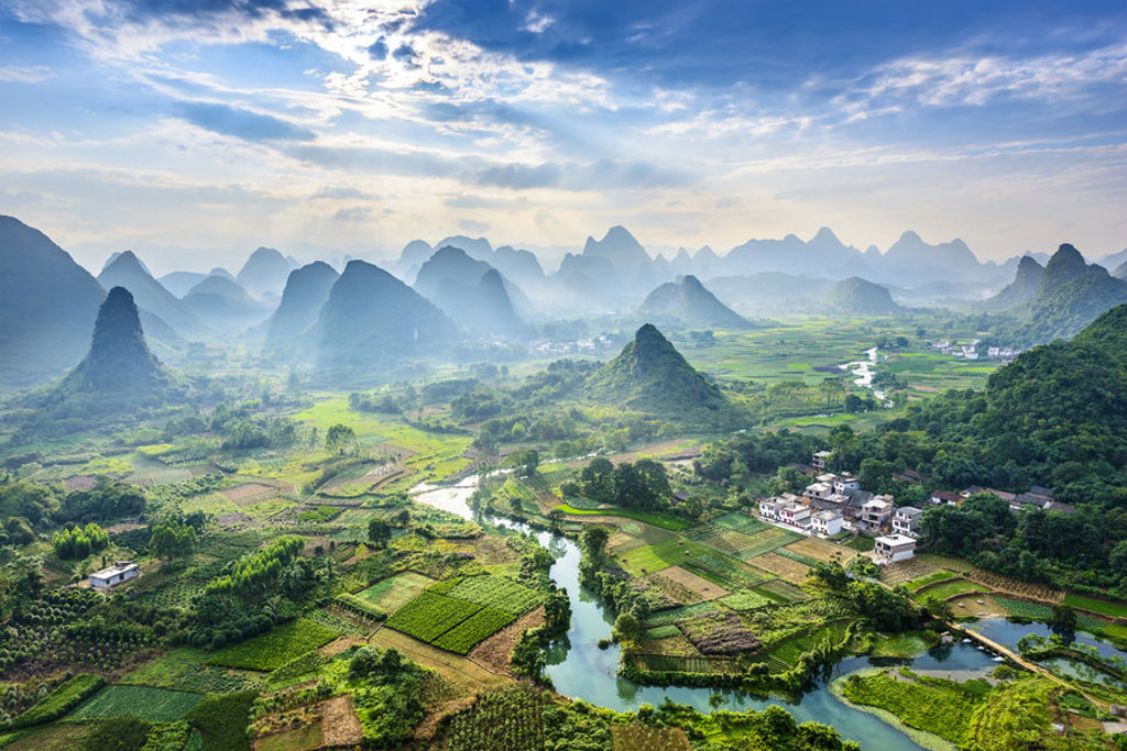 Karstbergen en rijstvelden langs een kronkelende rivier bij Guilin, China.