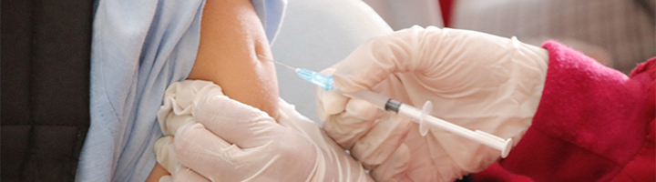 Reiziger krijgt vaccinatie in de bovenarm als voorbereiding op de reisvaccinaties.