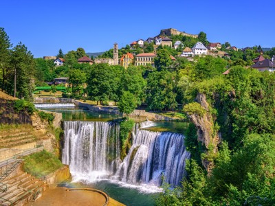 Waterval bij Jajce met uitzicht op het historische stadje en fort, Bosnië en Herzegovina.