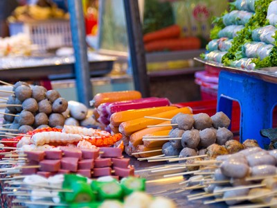 Streetfoodkraam met spiesjes, garnalen en loempia’s op een avondmarkt tijdens de route Thailand, Laos & Cambodja.