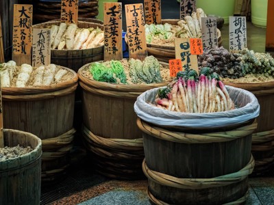 Vaten met ingelegde groenten en Japanse pickles op een markt in Japan.