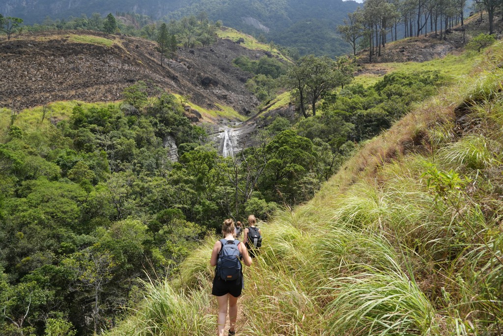 Jonge reizigers wandelen door de groene bergen van Sri Lanka tijdens een 22-35ers groepsrondreis.