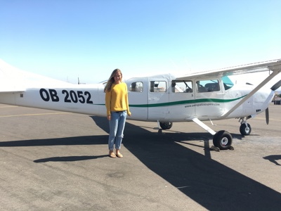 Reiziger bij klein propellervliegtuig voor binnenlandse vlucht in Peru tijdens Route Peru.