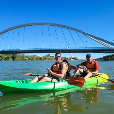 Kajakken op de Guadalquivir in Sevilla tijdens een 22-35ers reis door Andalusië.