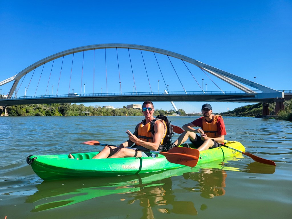 Kajakken op de Guadalquivir in Sevilla tijdens een 22-35ers reis door Andalusië.