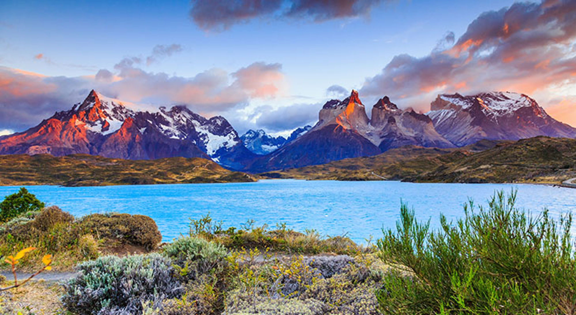 Zonsopgang bij het Pehoe meer in Torres del Paine Uitzicht op de Torres del Paine-bergen en een turquoise meer in Patagonië bij zonsondergang.