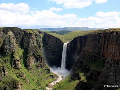 Waterval die in een diepe groene kloof stort in de Drakensbergen, Zuid-Afrika.