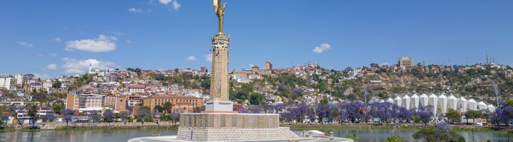 Monument bij het Anosy-meer in Antananarivo, met uitzicht op de stad.