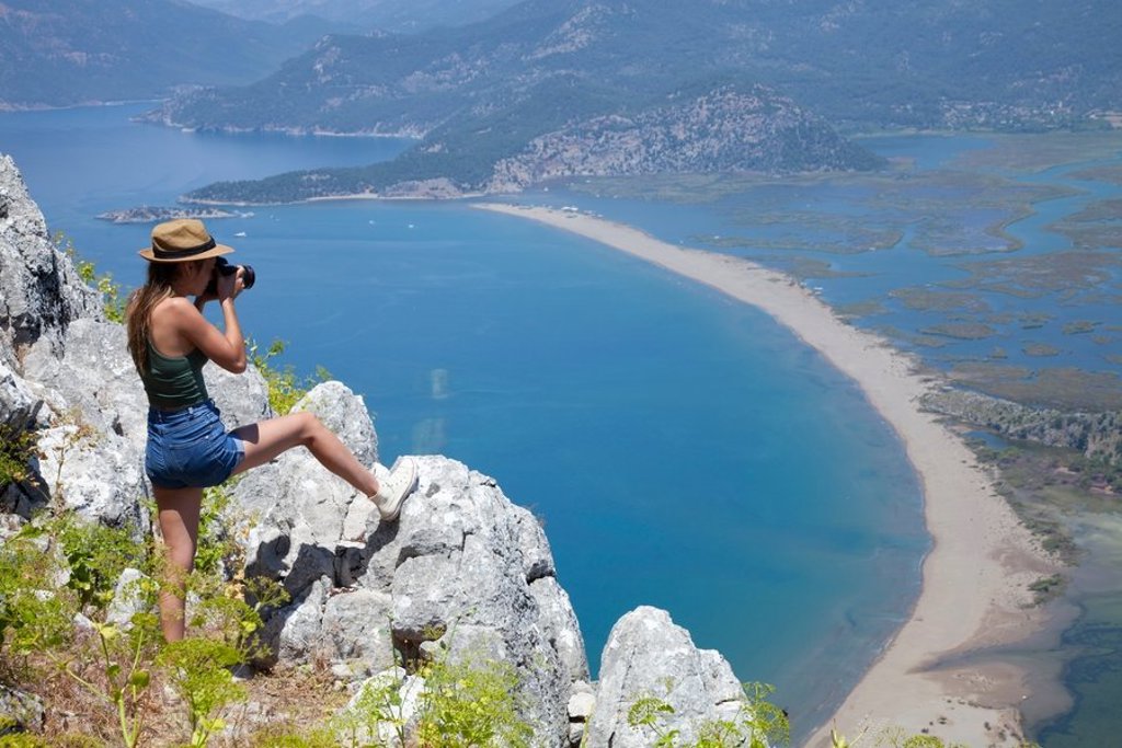 Turquoise kust in Turkije met uitzicht op zee en groene heuvels tijdens een familiereis.