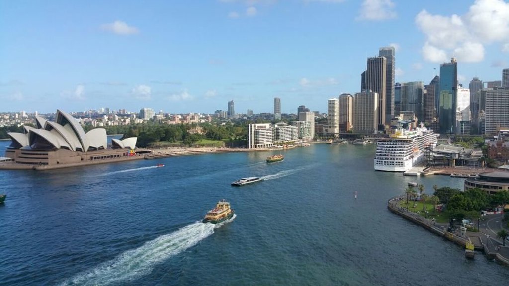 Sydney Opera House en skyline bij zonsondergang tijdens groepsrondreis Australië van Sydney naar Darwin.