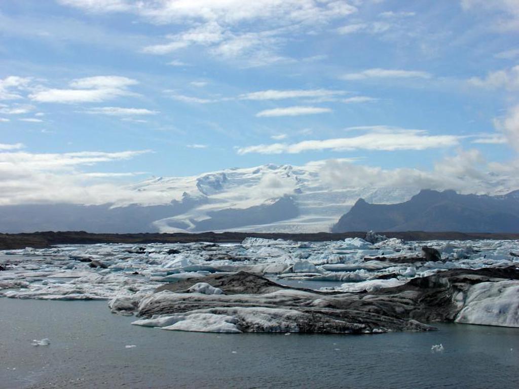 Groene achtergrond met horizontale strepen voor de pagina Familiereis IJsland.