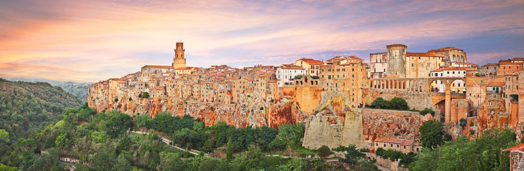 Panorama van het Toscaanse stadje Pitigliano op een rotsklif bij zonsondergang, Italië.