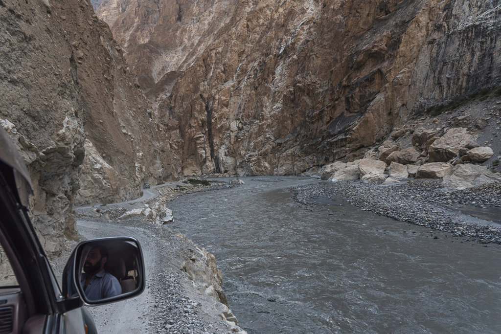 Smalle bergweg langs een rivierkloof in Baltistan, Pakistan.