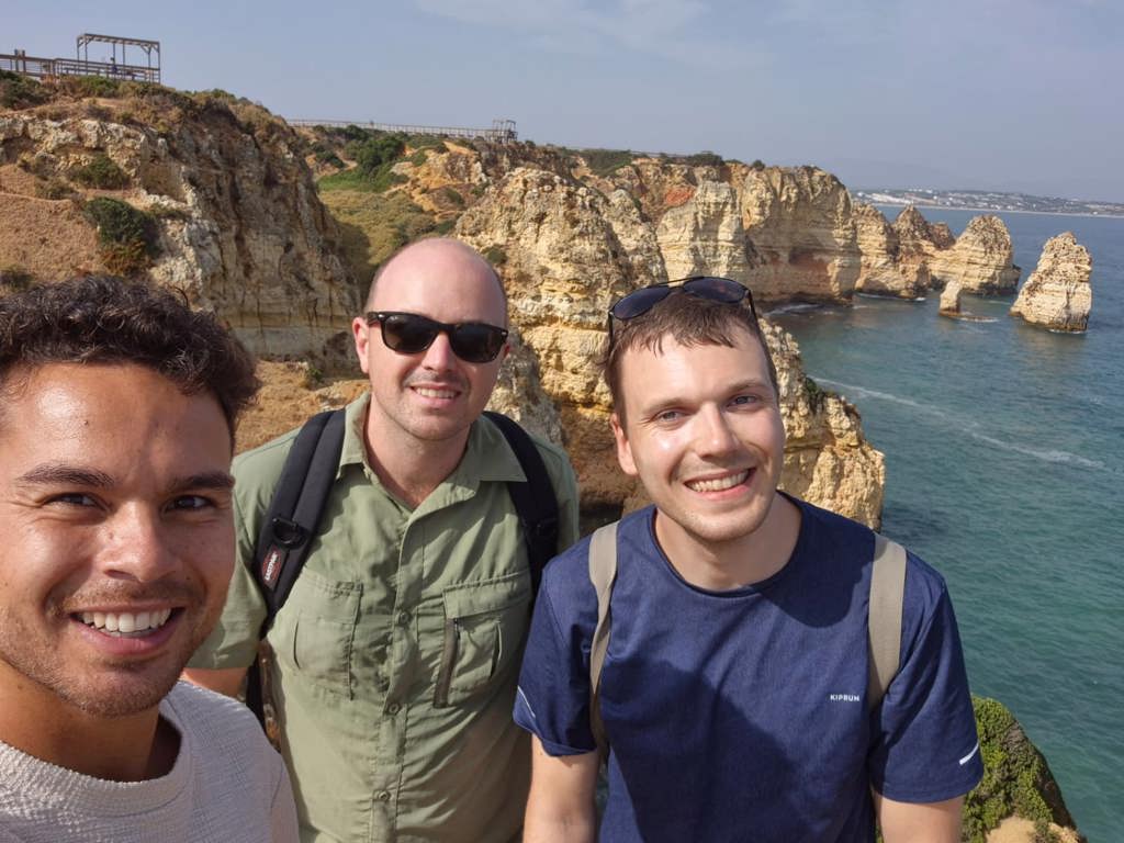 Jonge reizigers genieten van het uitzicht op de bergen tijdens een 22-35ers reis Madeira & Portugal.