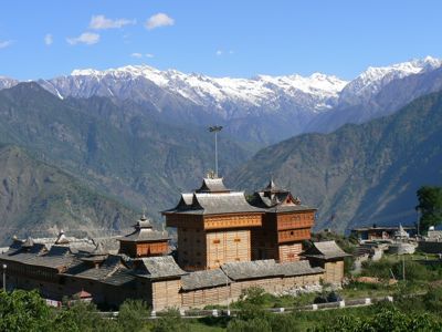 Hindoeïstische tempel in de Himalaya met besneeuwde bergtoppen tijdens Route Spiti & Ladakh.