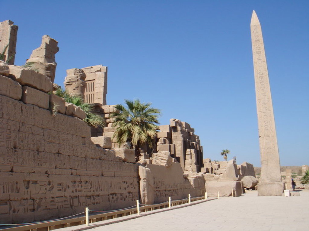 Obelisk en tempelruïnes met hiërogliefen langs de Nijl in Egypte tijdens een familiereis.