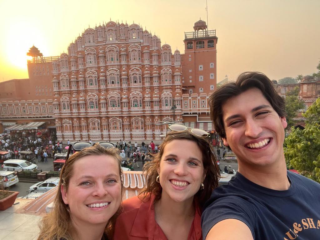 Tijger loopt door hoog gras tijdens een 22-35ers reis India.