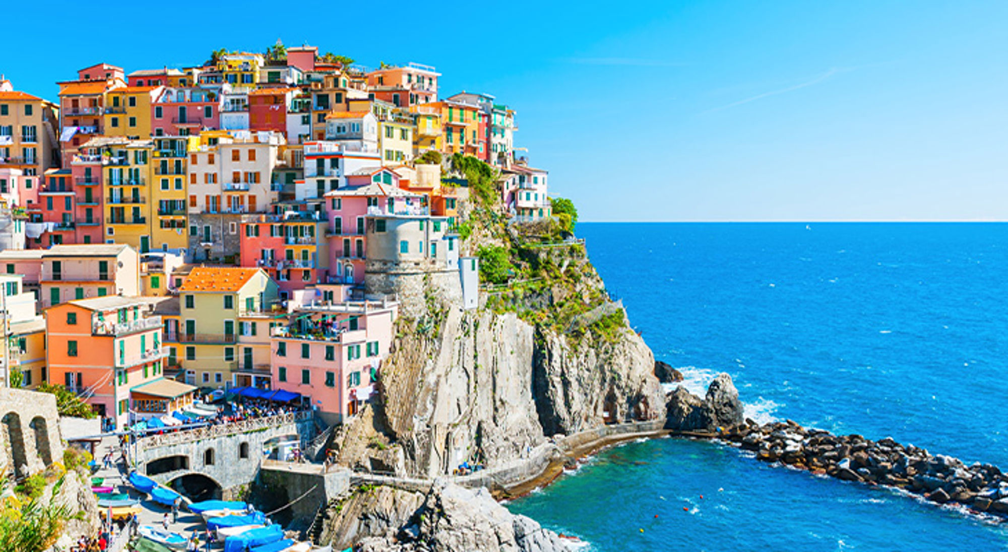 Cinque Terre Kleurrijke huizen van Manarola in Cinque Terre op een klif aan de Ligurische kust, met uitzicht op zee.