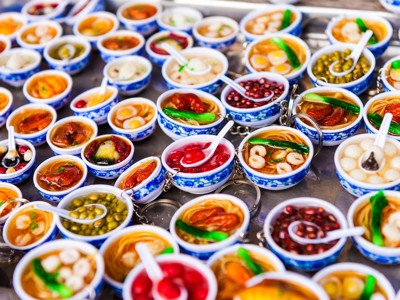 Vietnamees streetfood met kleine schaaltjes noedelsoep en zoete desserts, onderdeel van de Route Vietnam-excursies.