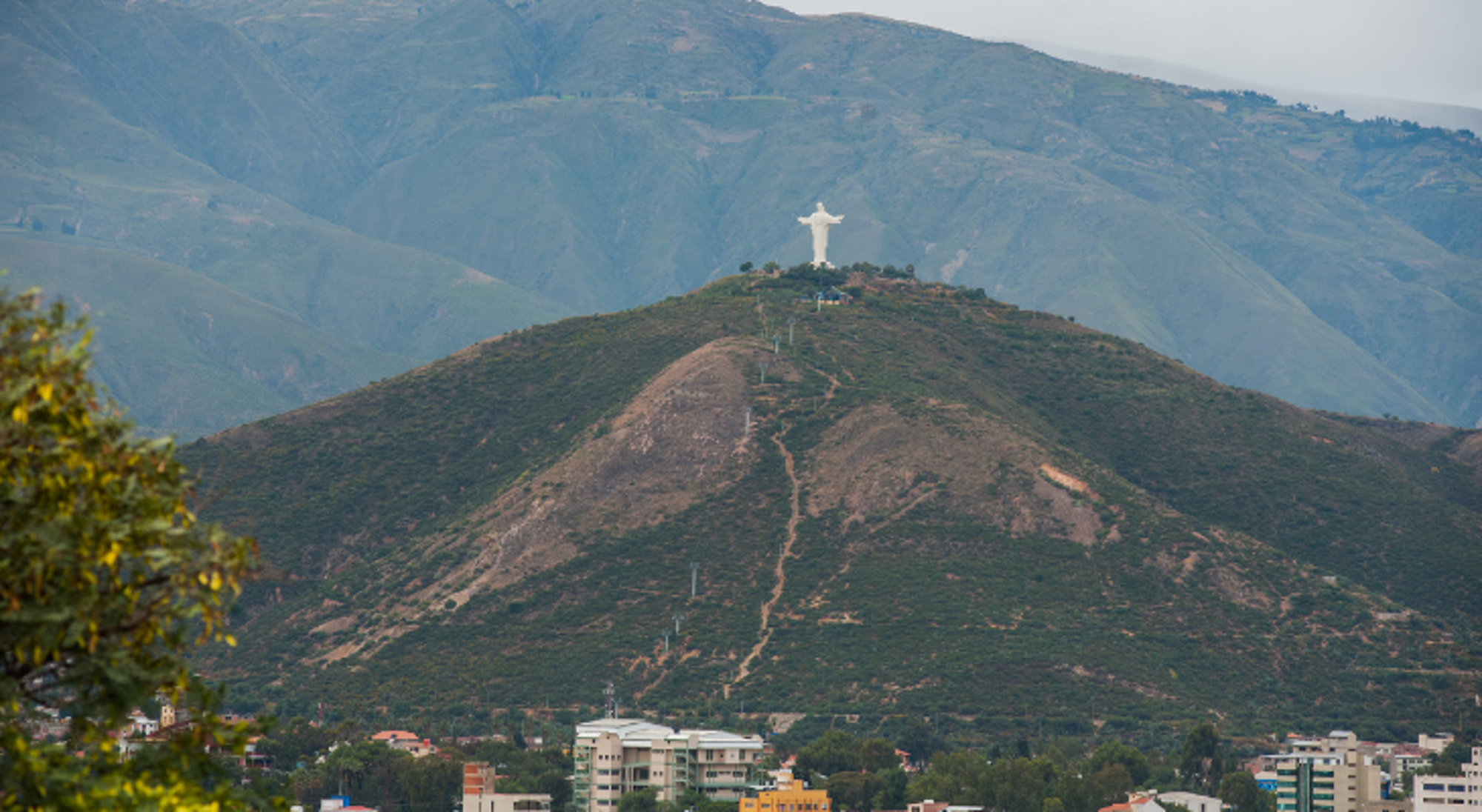 Cristo de la Concordia Cochabamba Christusbeeld op de Cerro San Pedro met uitzicht over Cochabamba en de bergen in Bolivia.