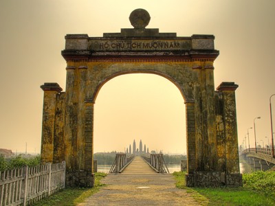 Monumentale poort met brug richting de Cao Dai-tempel in Tay Ninh, Vietnam.