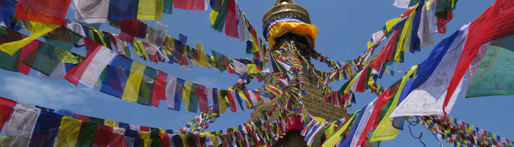 Gebedsvlaggen bij een boeddhistische stoepa in Nepal tijdens een groepsrondreis.