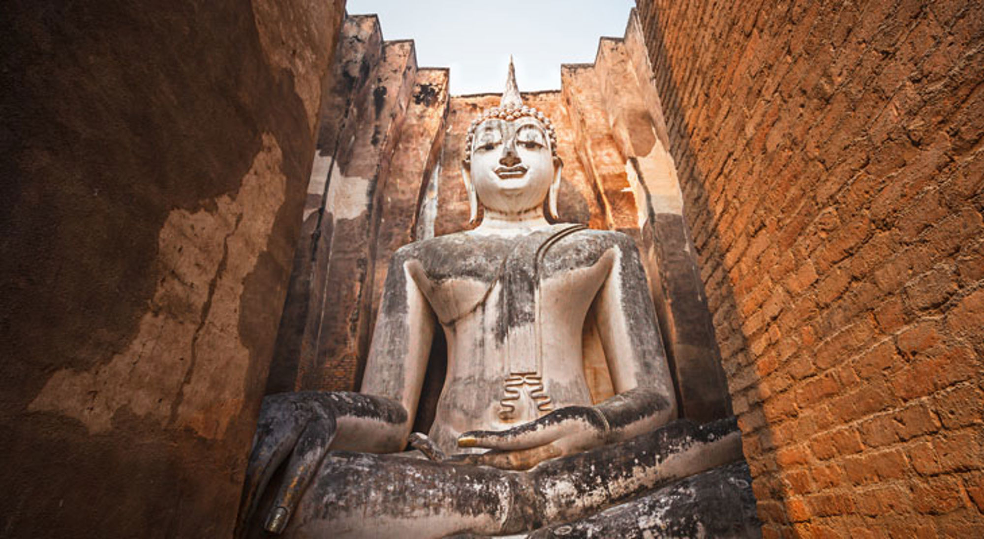 Historisch park Sukhothai Zittend Boeddhabeeld in de Wat Si Chum-tempel in Sukhothai, Thailand.