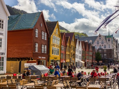 Kleurrijke houten huizen en terrasjes aan de Bryggen-kade in Bergen, Noorwegen.
