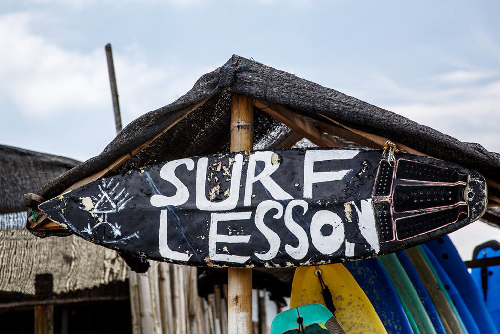 Surflesbord bij een surfschool op Bali, Indonesië.