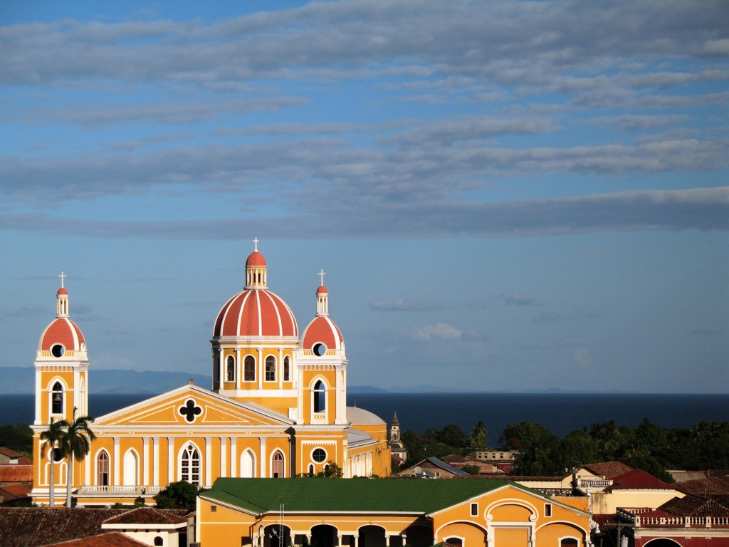 Kathedraal van Granada met rode koepels, gezien boven de stad tijdens een rondreis Nicaragua.