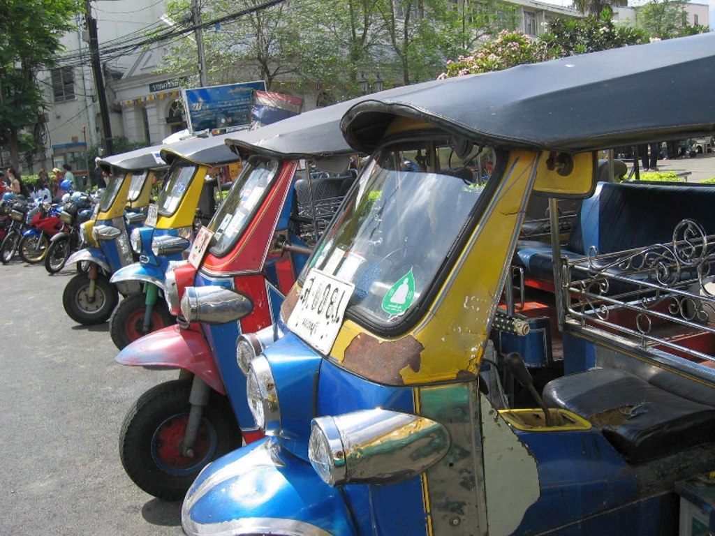 Longtailboot op een rivier in Thailand tijdens de rondreis Thailand Chill & Adventure.
