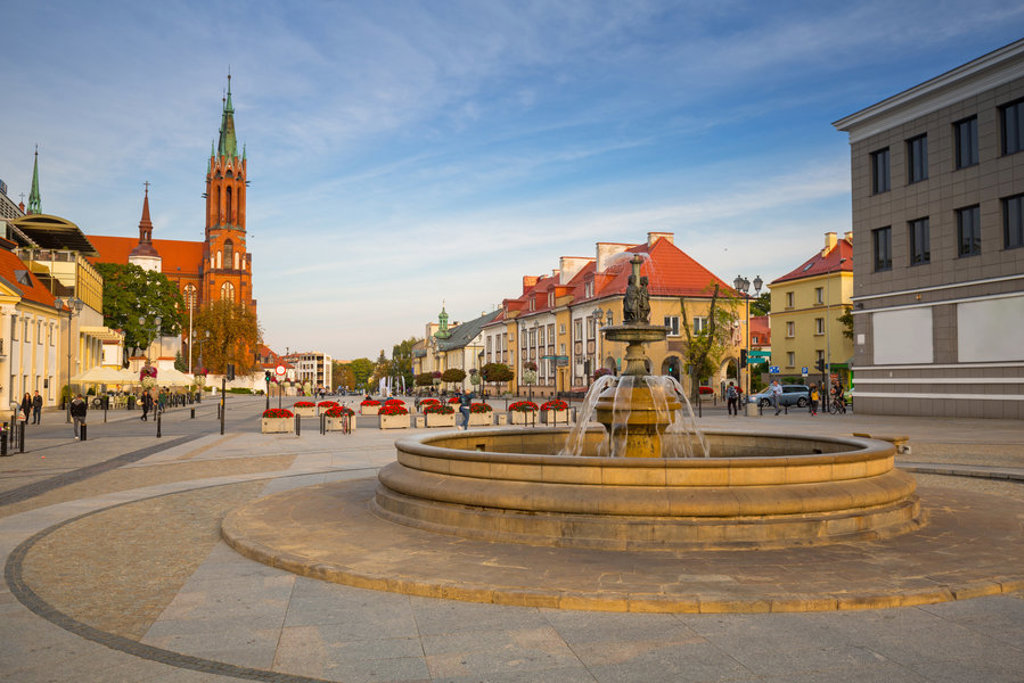 Stadsplein in Białystok met fontein en de kathedraal op de achtergrond tijdens een groepsrondreis Polen.