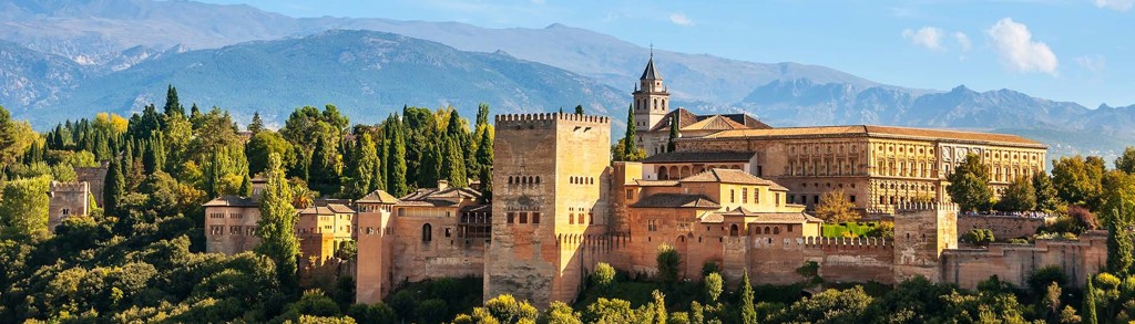 Alhambra in Granada met bergen op de achtergrond tijdens rondreis Andalusië.