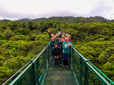 Groepsreis in Costa Rica op hangbrug door het nevelwoud, onderdeel van de Route Costa Rica.