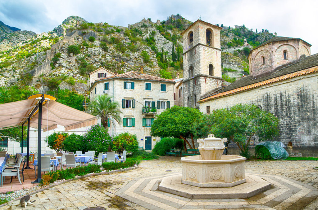 Plein met fontein en kerk in Kotor, Montenegro, tijdens groepsrondreis Balkan.