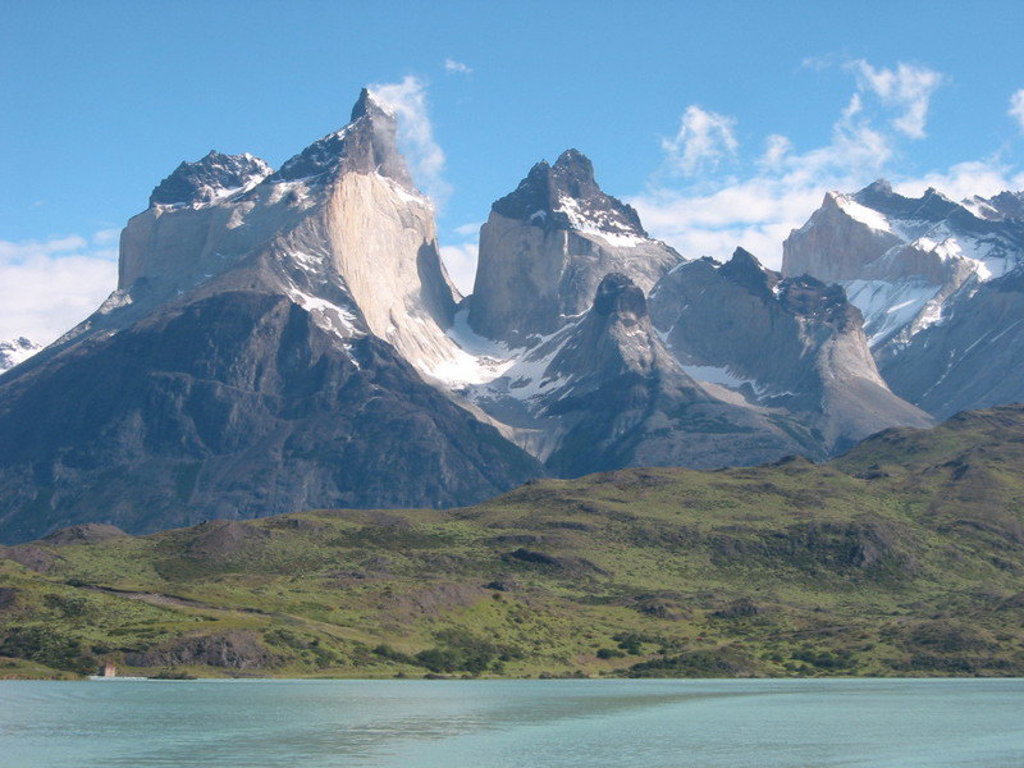 Bergmassief Torres del Paine in Patagonië, Argentinië, met besneeuwde toppen en een blauw meer.